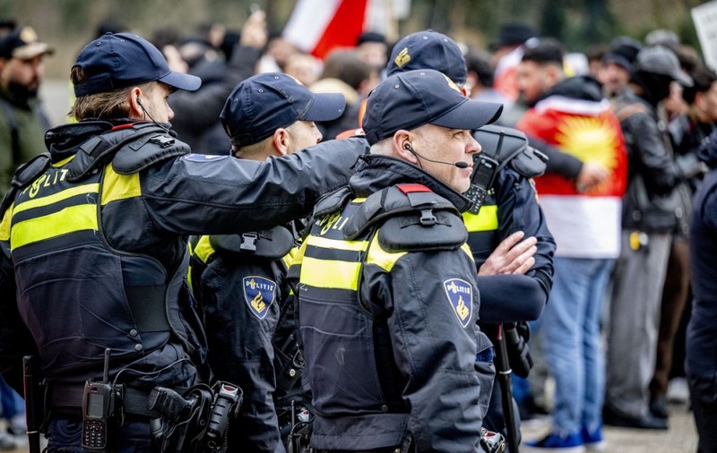 „Era ca un film”: petrecerea cu 100 de adolescenți din Utrecht care s-a terminat cu bastoane, câini polițiști și panică pe stradă