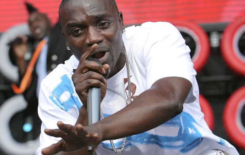 Akon fuge de pensia alimentară?