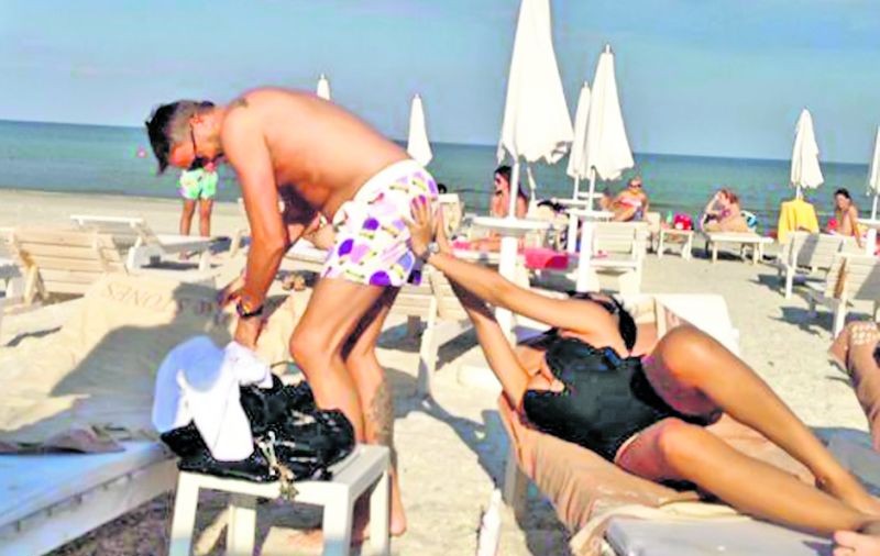 Bote s-a tăvălit pe plajă cu Meme | FOTO