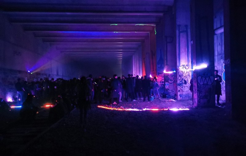 VIDEO | Peste 300 de tineri au participat la o petrecere clandestină organizată în Paris. Cum au fost păcălite autoritățile