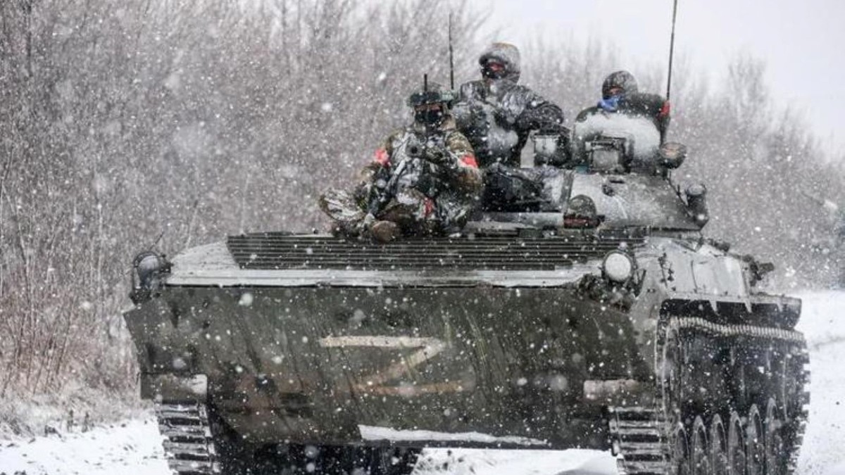 Soldați ruși surprinși într-un vehicul militar. Foto TASS