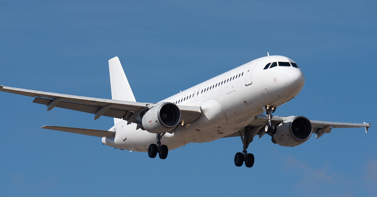 Un avion aflat în timpul zborului
