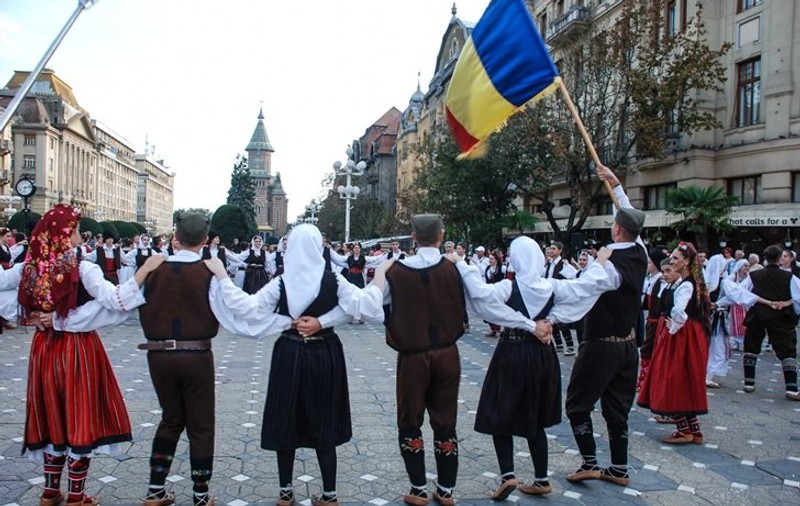 Horă în centrul Timișoarei. Așa au sărbătorit câștigarea titlului de Capitală Europeană a Culturii în 2021 / FOTO