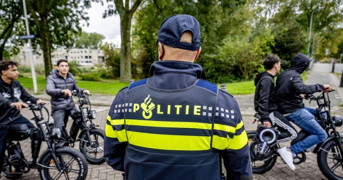 Ofițer de poliție și mai mulți tineri pe fat bike merg pe o stradă în Olanda, 15 octombrie 2025