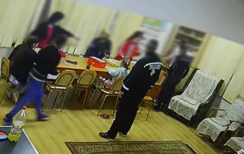 Educatoare filmată când lovește un copil dintr-un centru de plasament, în Mehedinți. Ce măsuri au fost luate împotriva ei