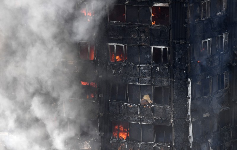 Mărturii terifiante în urma incendiului devastator din Londra. Oamenii și-au aruncat copiii de la balcon, în încercarea disperată de a le salva viața