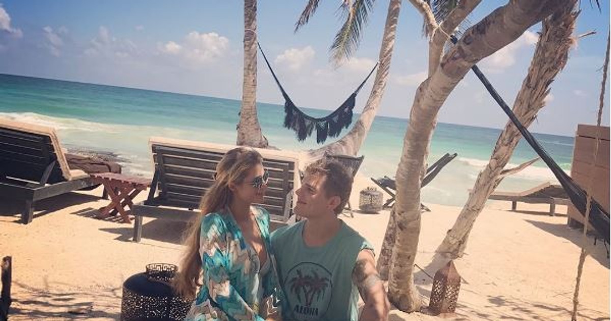 Paris Hilton și Chris Zylka, noul ei iubit, pe plajă în Mexic