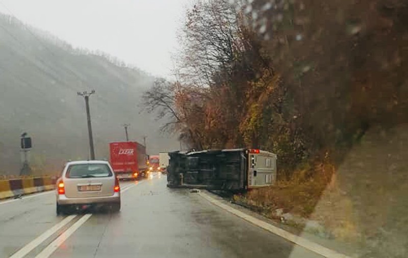UPDATE| O dubiță s-a răsturnat pe Valea Oltului