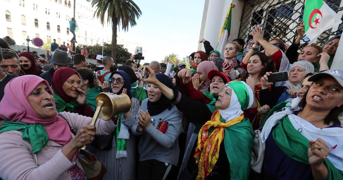 Mai multe proteste au loc în orașele din Algeria, în cadrul cărora se cere oprirea violenței asupra femeilor. Protestele au pornit de la cazul unei adolescente care a fost violată și ucisă luna aceasta EPA-EFE/MOHAMED MESSARA