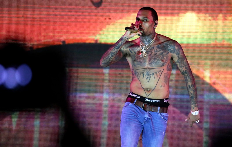 Chris Brown a fost arestat la Paris. Cântărețul este acuzat de viol