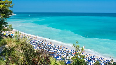 Românii riscă amenzi de până la 2.500 de euro, dacă merg în Grecia, Italia, Spania sau Franța și poartă acest tip de încălțăminte