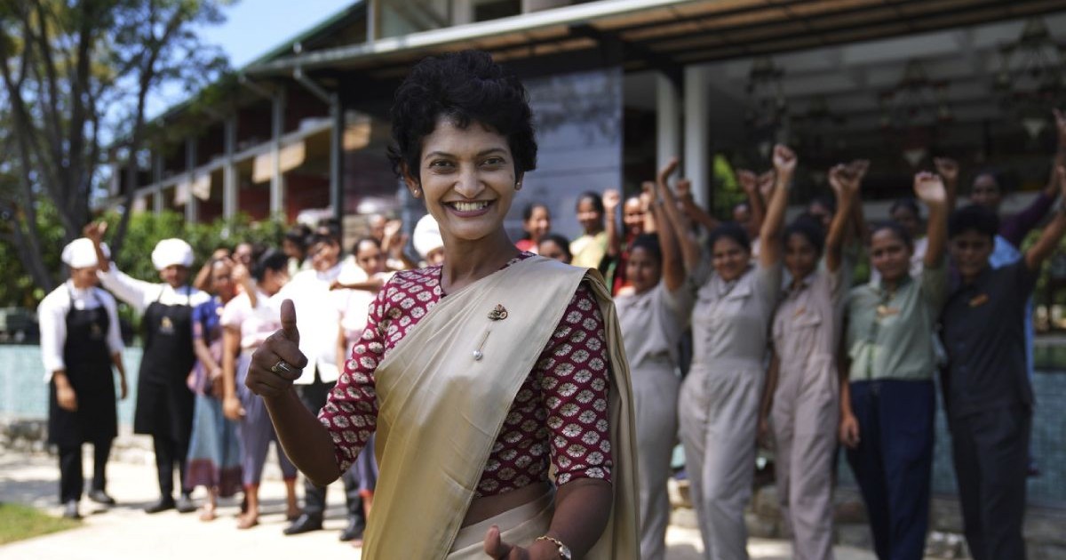 Managerul stațiunii, Jeewanthi Adikari, este alături de personalul ei de sex feminin la stațiunea Amba Yaalu din localitatea Kandalama din Dambulla, Sri Lanka, vineri, 21 februarie 2025.