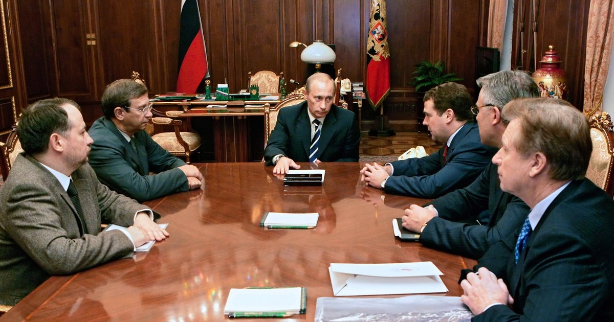 Putin, surprins în timpul unei discuții cu un grup de oligarhi Foto: Profimedia