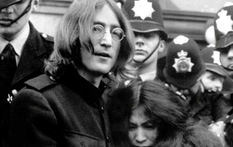 Ucigaşul lui John Lennon s-a rugat să nu apese pe trăgaci. Dezvăluiri incredibile făcute de David Chapman