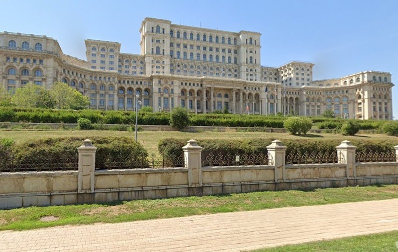 Gardul de la Palatul Parlamentului va fi demolat. Oamenii, despre proiectul USR: „Bani aruncați pe geam. Au rezolvat toate problemele Bucureștiului și rămăsese gardul…”