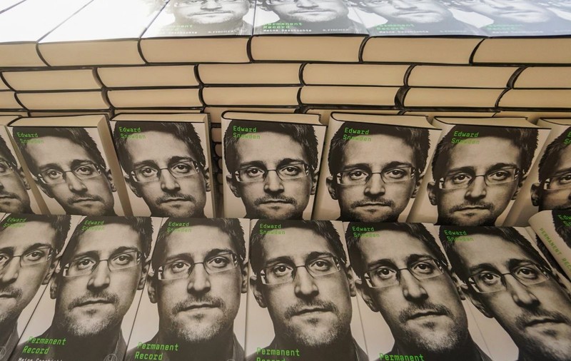 Edward Snowden, mesaj pe Twitter despre „Colectiv”: „Watch this film”