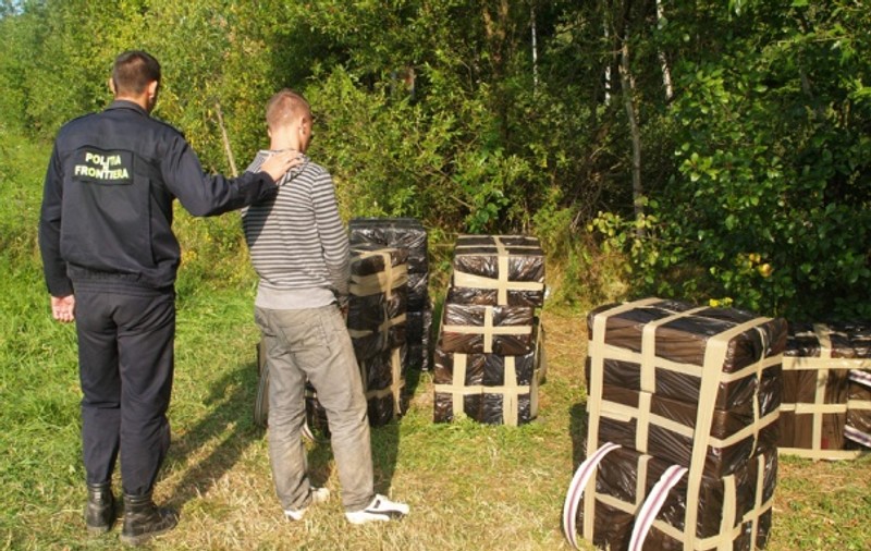 Poliţiştii de frontieră din Suceava au tras cu pistolul după contrabandiştii de ţigări