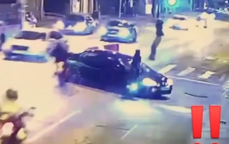 VIDEO. Doi motocicliști, răniți pe Șoseaua Fundeni. Momentul în care o mașină le taie calea. Imagini care vă pot afecta emoțional