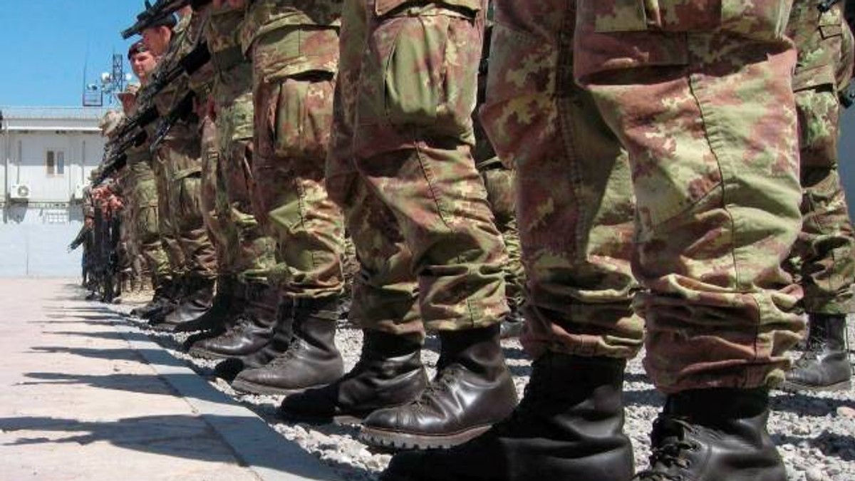 Câteva zeci de militari care și-au luat concediu paternal, obligați să restituie banii