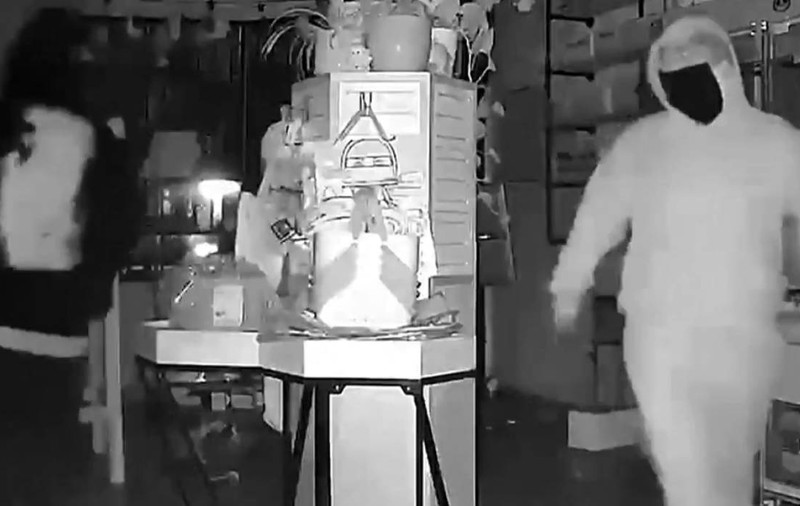 Păpușile Labubu, atât de dorite, încât au devenit prada hoților mascați. Imagini din timpul jafului de 7.000 de dolari: „Suntem încă în stare de șoc”