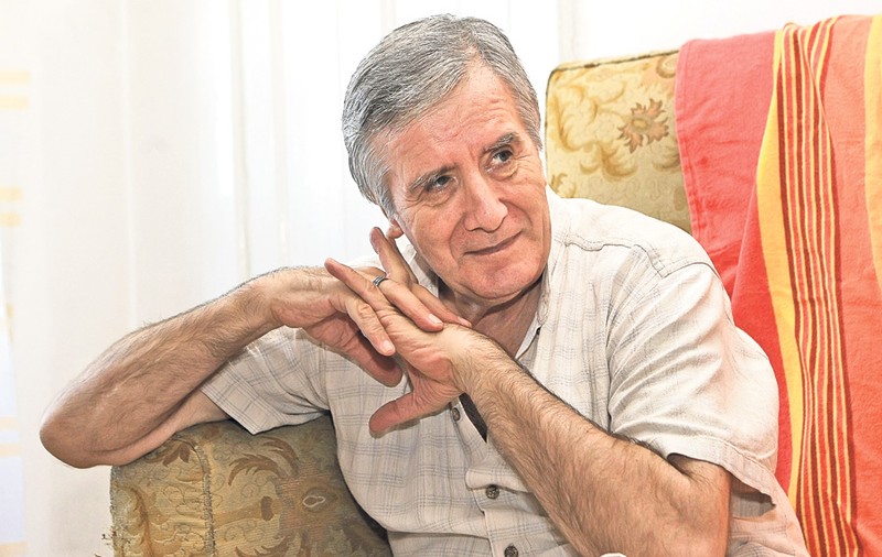 EXCLUSIV | Cornel Constantiniu îşi scrie memoriile! Chiar dacă suferă de Parkinson, cântăreţul nu se lasă