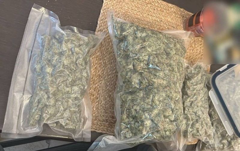 Un bărbat de 46 de ani, arestat preventiv după ce ar fi adus 8 kilograme de canabis din Spania în România, printr-o firmă de curierat