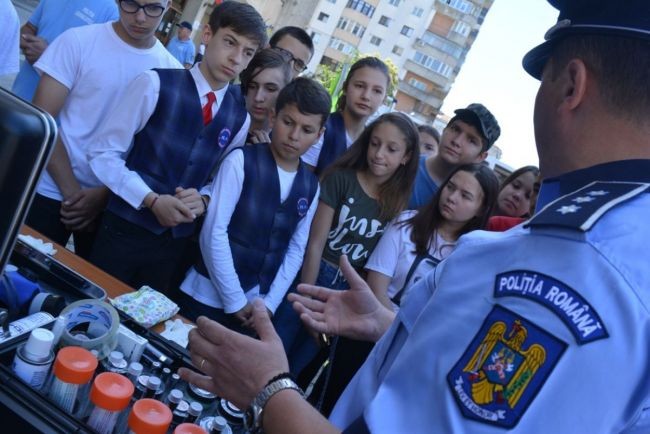 Copiii din Botoșani au văzut cum sunt prinși adulții care iau mită. Polițiștii le-au făcut demonstrații cu substanțe invizibile