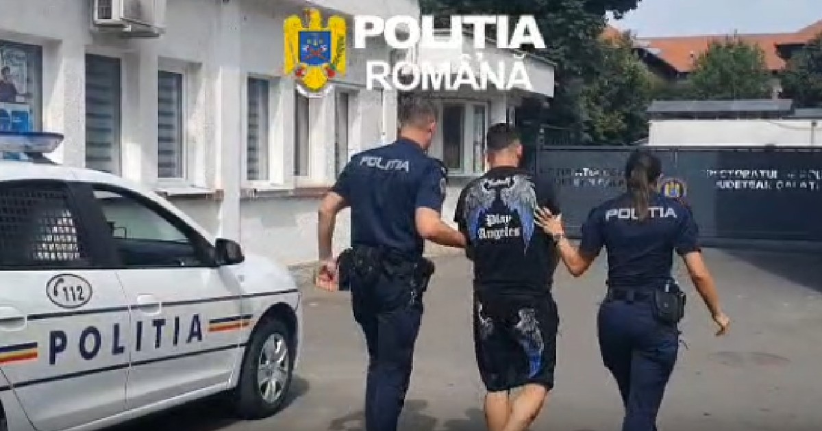 Un barbat flancat de doi politisti