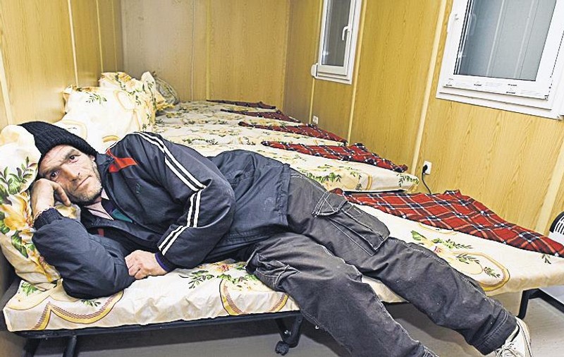 Oamenii străzii s-au refugiat în adăposturi de teama gerului