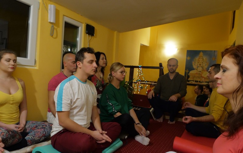 VIDEO EXCLUSIV/Incursiune într-o lume controversată: am stat o noapte la MISA. Cum trăiesc yoghinii din așezămintele spirituale