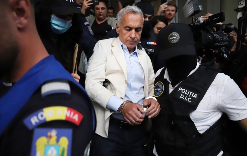 Călin Georgescu a ieșit încătușat din sediul DIICOT, după ce a fost reținut 24 de ore. Foto: Dumitru Angelescu / Libertatea