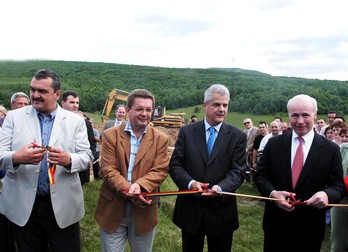 Deschiderea oficială a lucrărilor pe traseul Autostrăzii Transilvania în data de 16 iunie 2004. De la stânga la dreapta: Miron Mitrea - ministrul Transporturilor, Ioan Rus - candidat PSD la primaria Clujului în acel an, premierul Adrian Nastase si Charles Redman - vicepreședinte Bechtel. Sursa foto: Agerpres