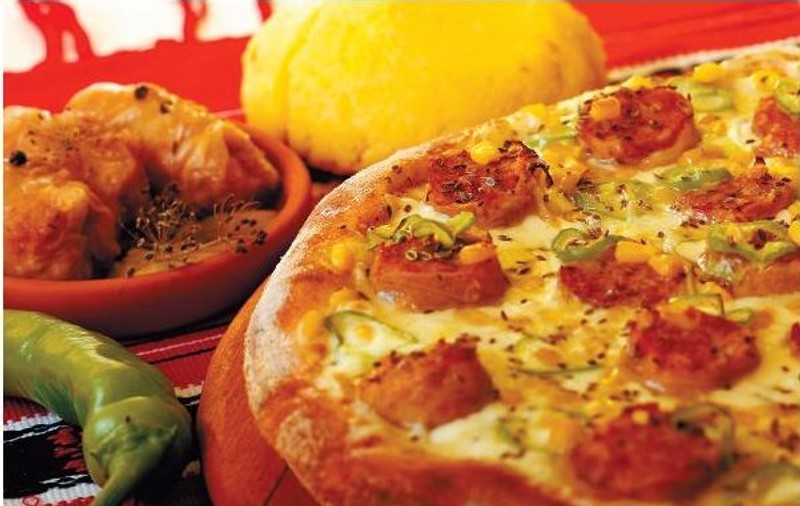 El a inventat pizza cu sarmale! 