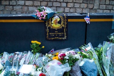 Un portret al reginei, între florile depuse de britanici la Castelul Windsor