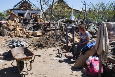 7 mai 2022. O femeie se uită la ruinele unei clădiri rezidențiale distruse de recentul bombardament al rachetei balistice ucrainene Tochka-U în orașul Golaya Pristan, regiunea Herson, Ucraina. Foto: Profimedia