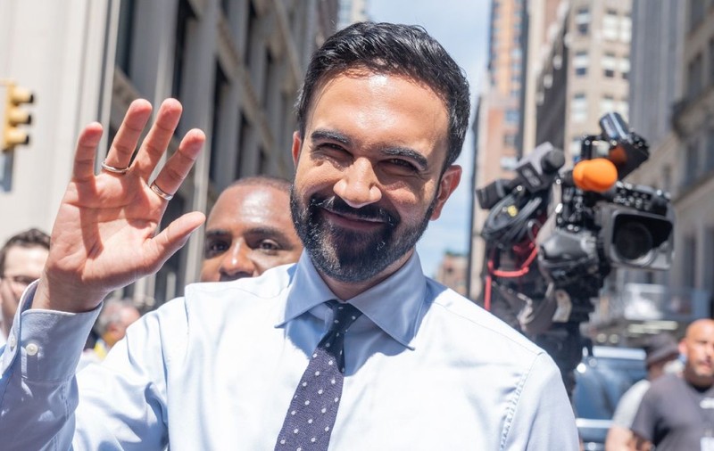 Zohran Mamdani, democratul favorit la primăria New York, vrea magazine alimentare de stat finanțate cu bani redirecționați de la marile lanțuri