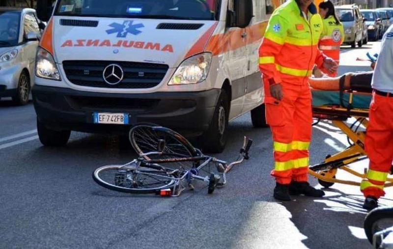 Un român de 28 de ani a murit în Italia, după ce a fost lovit de mașină în timp ce era pe bicicletă