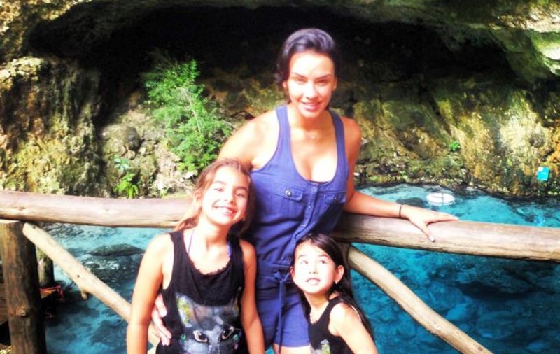 Fetele lui Mutu, vacanţă de vis alături de mama lor - FOTO