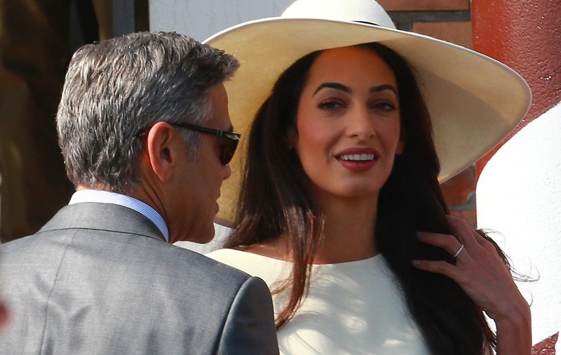 CLIPE GRELE pentru SOȚIA lui George Clooney! Amal RISCĂ SĂ AJUNGĂ DUPĂ GRATII