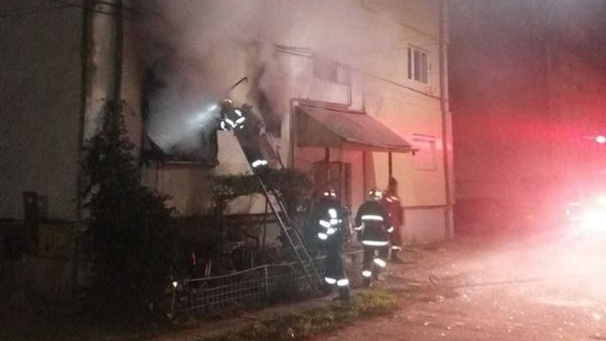 Explozie puternică într-un bloc din Arad. Deflagrația a fost provocată intenţionat