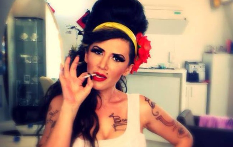 Ai idee cine e vedeta autohtonă machiată precum Amy Winehouse?