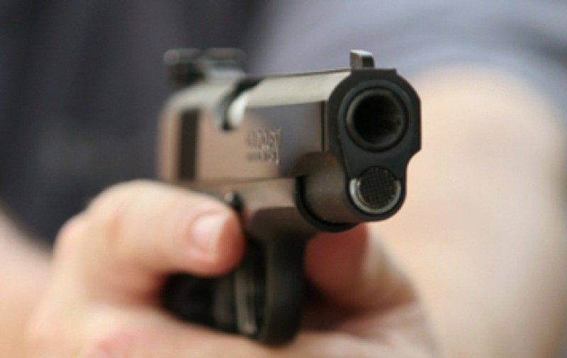 Agent de pază înarmat cu un pistol, depistat de SPP în apropiere de Arcul de Triumf şi dus la Poliţie