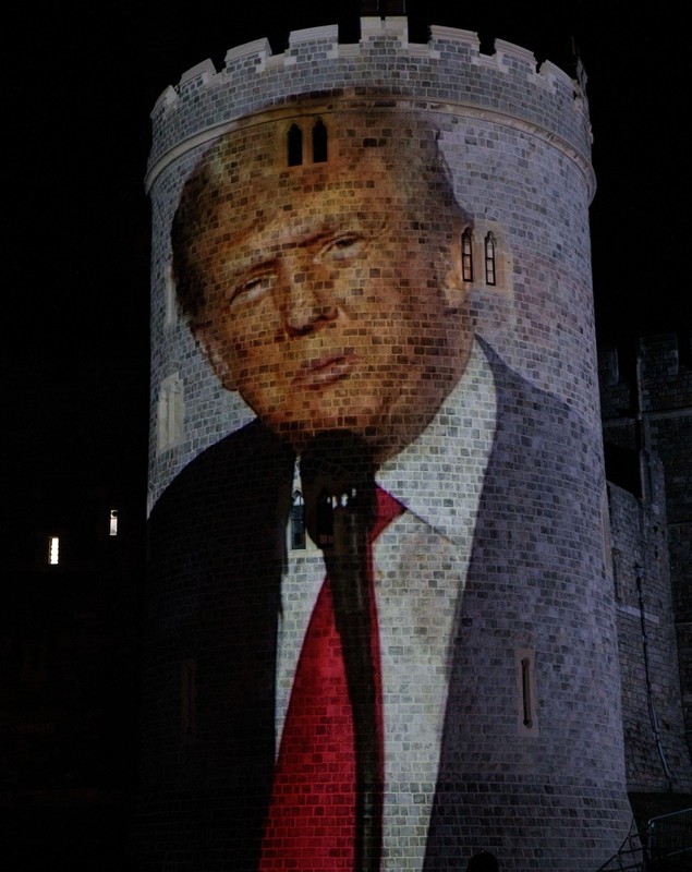 Imagini cu Donald Trump şi Jeffrey Epstein proiectate pe Castelul Windsor înaintea vizitei președintelui american în Marea Britanie | VIDEO