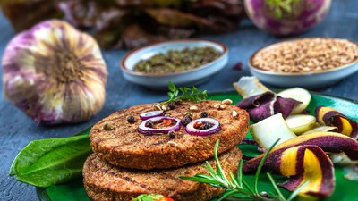 Platou care conține hamburger vegetarian Foto: Profimedia