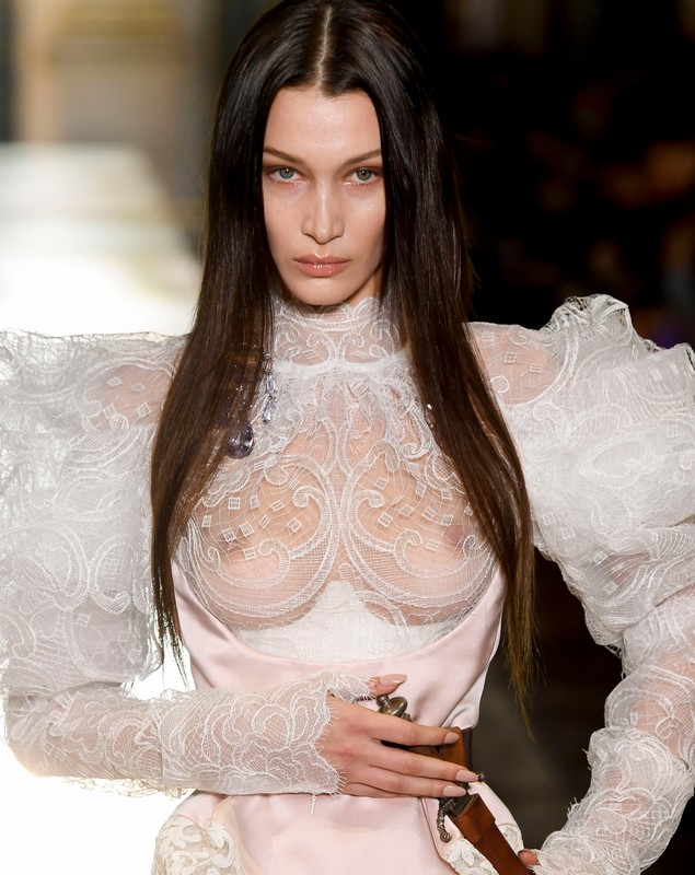 Bella Hadid a apărut în sânii goi la Săptămâna Modei de la Paris