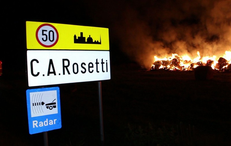 Flăcări de 10 metri au mistuit tone de furaje în Buzău! GALERIE FOTO