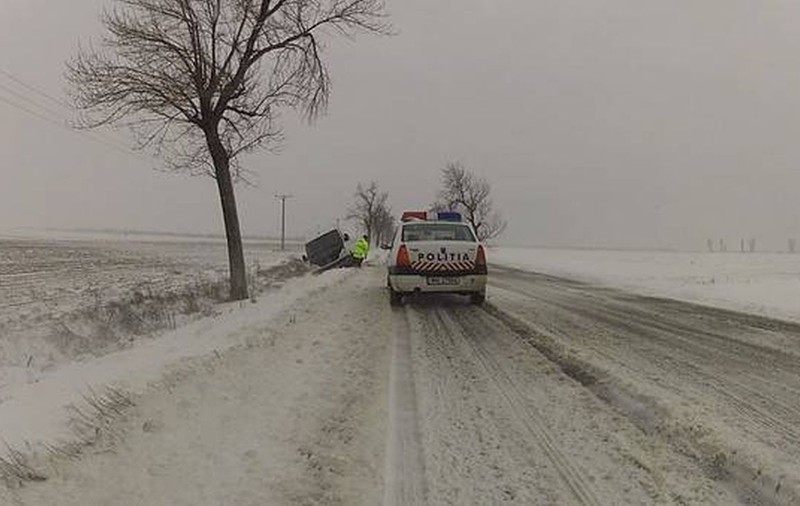 NINSOAREA le-a dat BĂTĂI DE CAP. Şoferi rămaşi blocaţi cu maşinile în zăpadă timp de peste cinci ore, în Buzău