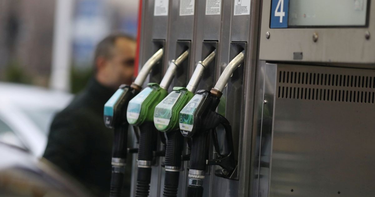 Imagine cu pompe de carburant dintr-o benzinărie, decembrie 2022
