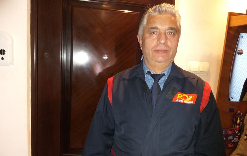 Poștașul care le-a alinat singurătatea bătrânilor din Suceava, în ziua ieșirii din carantină: “E ca o eliberare”