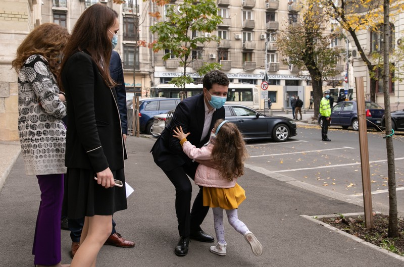 Nicușor Dan își îmbrățișează fiica